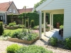 Tuinrenovatie van een ruime patiotuin bij een monumentaal pand in Dirksland op Goeree Overflakkee.